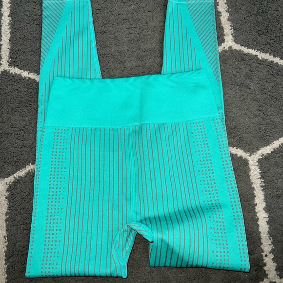 Fabletics Ultra High-Waisted Seamless Dot Bermuda Sea/Rain Cloud Leggings Sz M - Picture 6 of 7